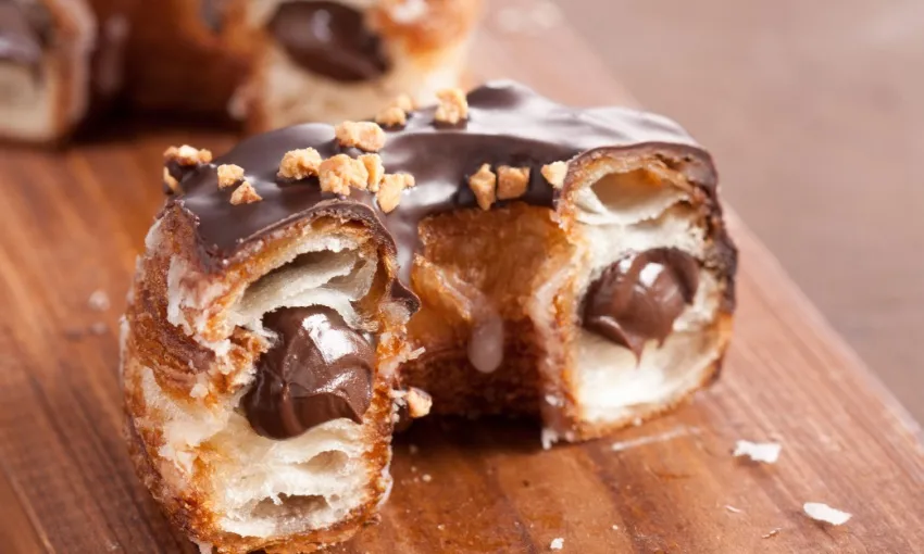 Cronut a metà con ripieno di cioccolato