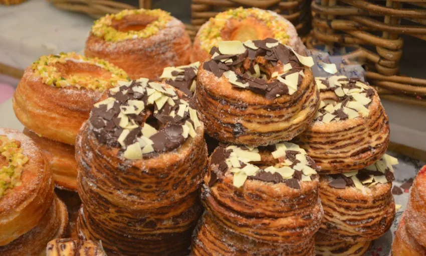 Cronut con cioccolato e cronut alla crema