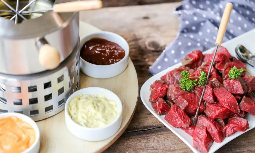 Fondue bourguignonne pronta per essere cucinata