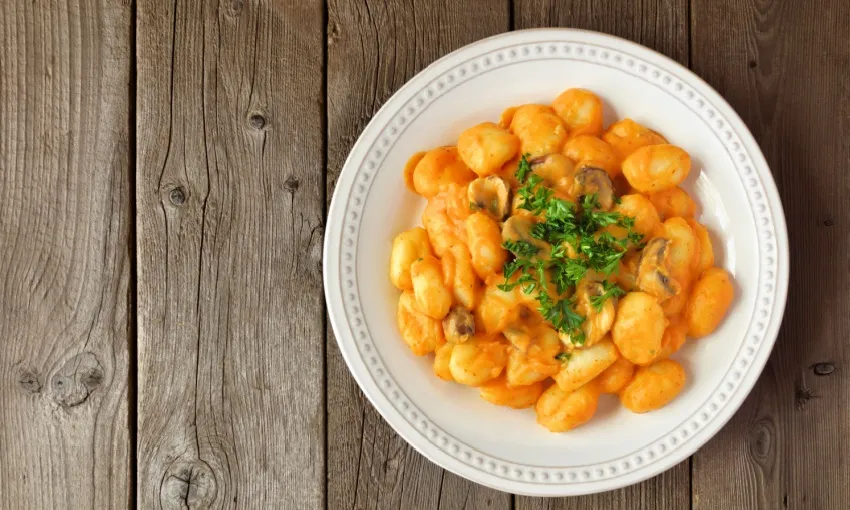 Gnocchi di ceci con crema di zucca, parmigiano e speck