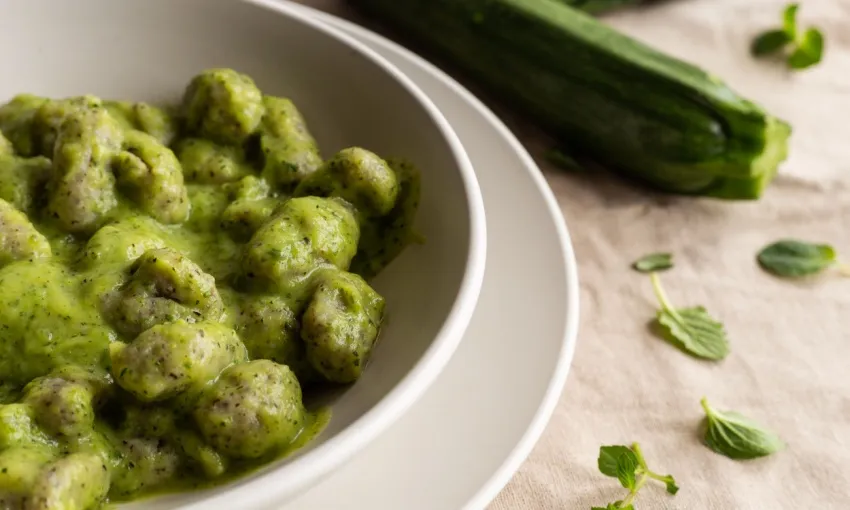 Gnocchi di ceci con crema di zucchine 