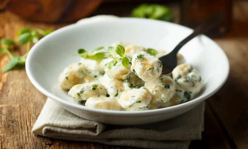 Gnocchi di ceci con porro e panna