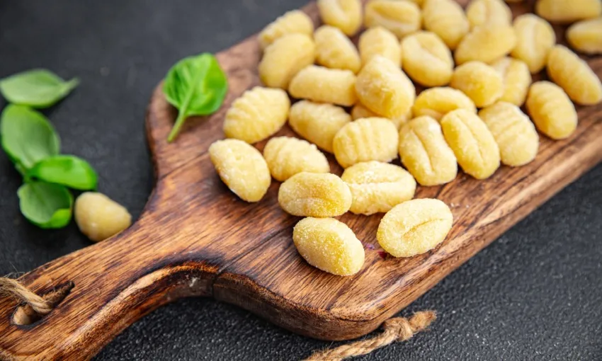 Gnocchi di ceci su un tagliere