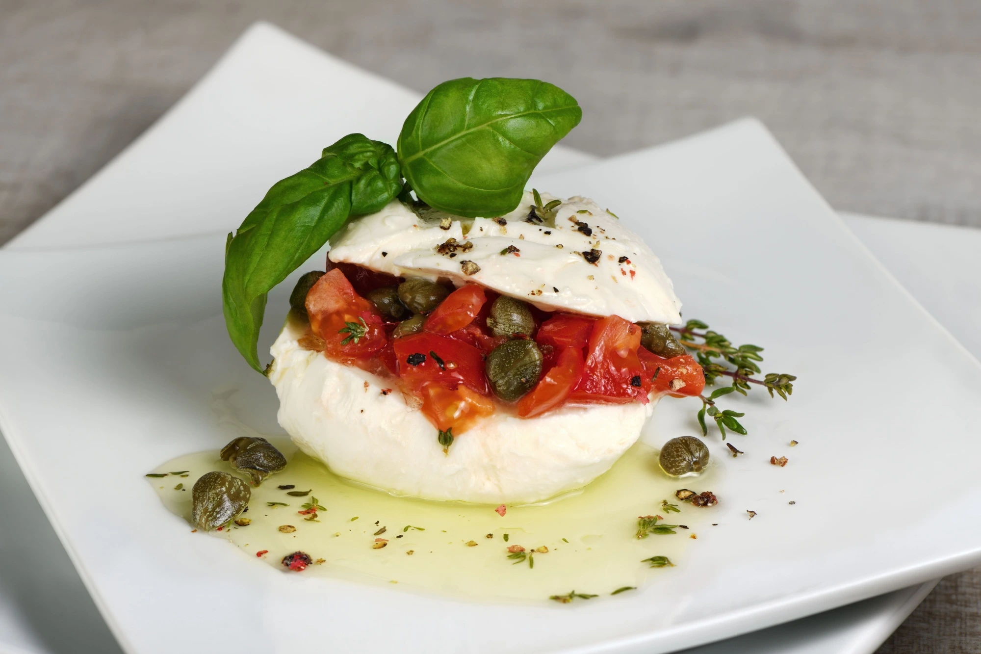 piatto con mozzarella ripiena di pomodori conditi