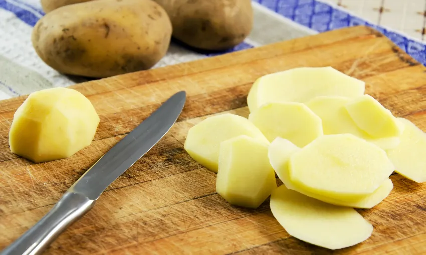 Patate affettate su un tagliere 