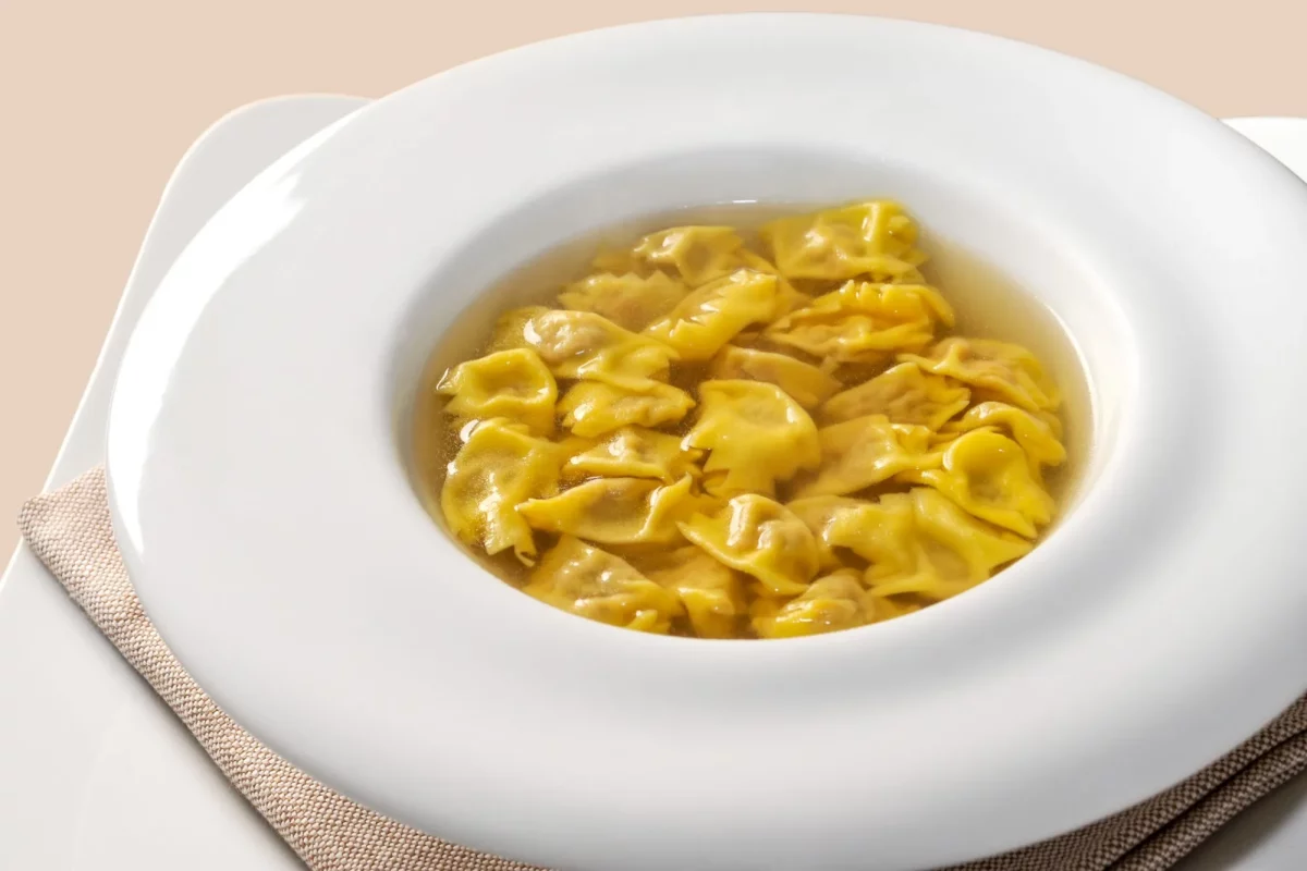 Piatto di ravioli del plin in brodo