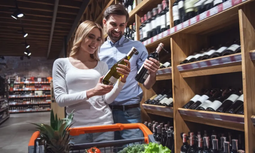 Persone che scelgono il vino giusto per la cena