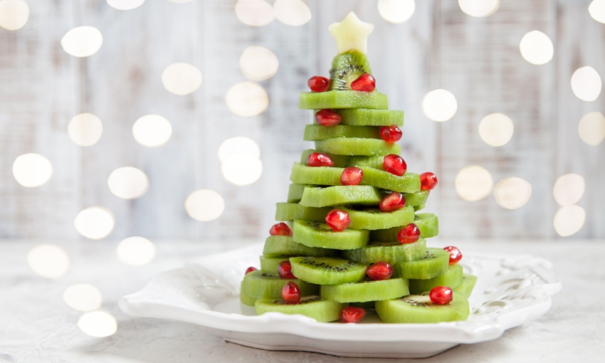 albero di natale fatto di kiwi tagliati