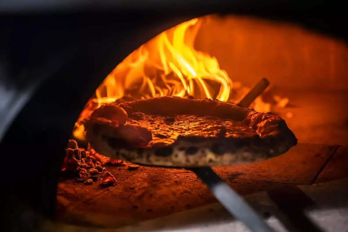 Pizza napoletana cotta in forno a legna