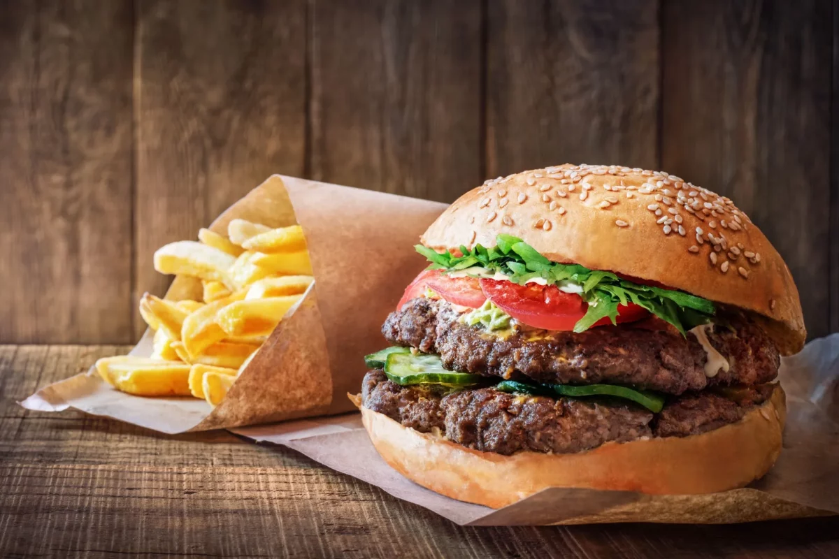 Cibo da fast food: hamburger e patatine fritte