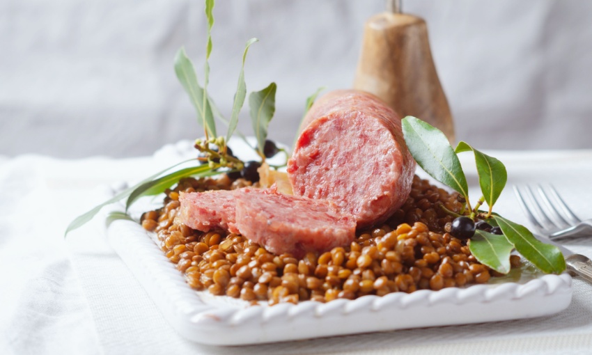 vassoio di lenticchie e cotechino, portafortuna di capodanno