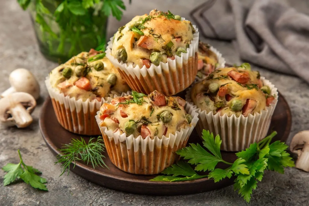 Antipasti per celiaci: muffin con prosciutto e piselli senza glutine