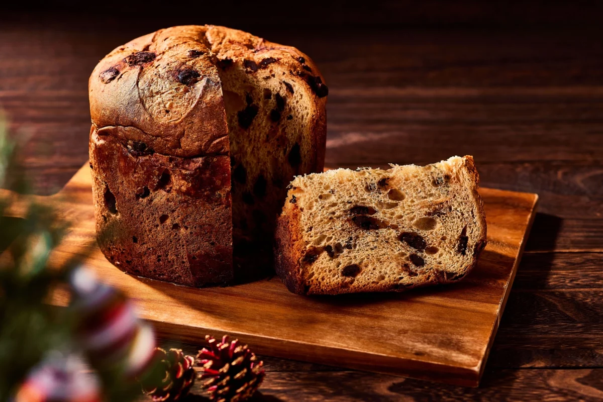 Panettone su un tagliere di legno