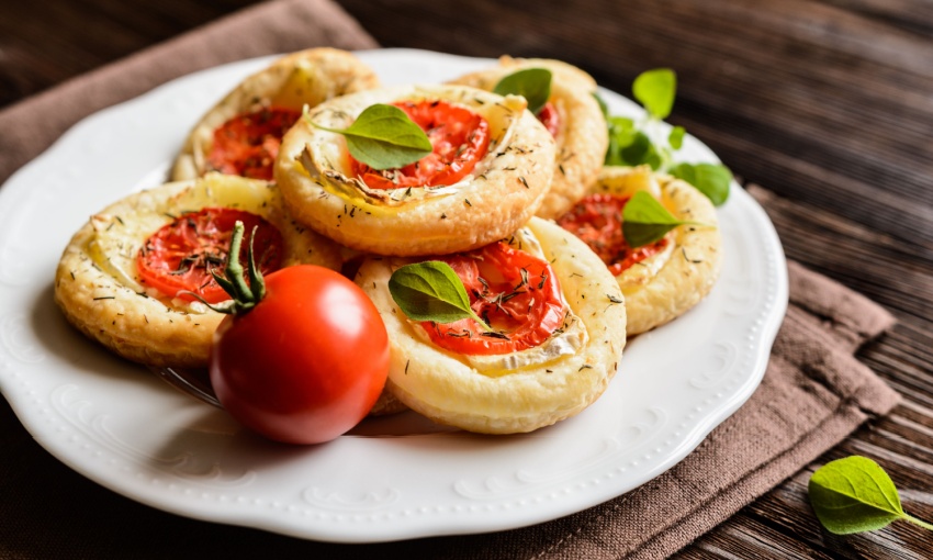 Pizzette rosse con pasta sfoglia