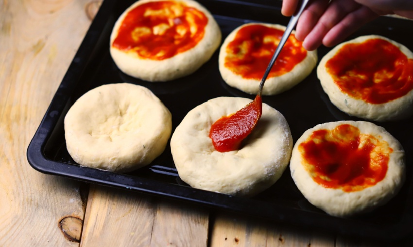 Passata di pomodoro sulle pizzette