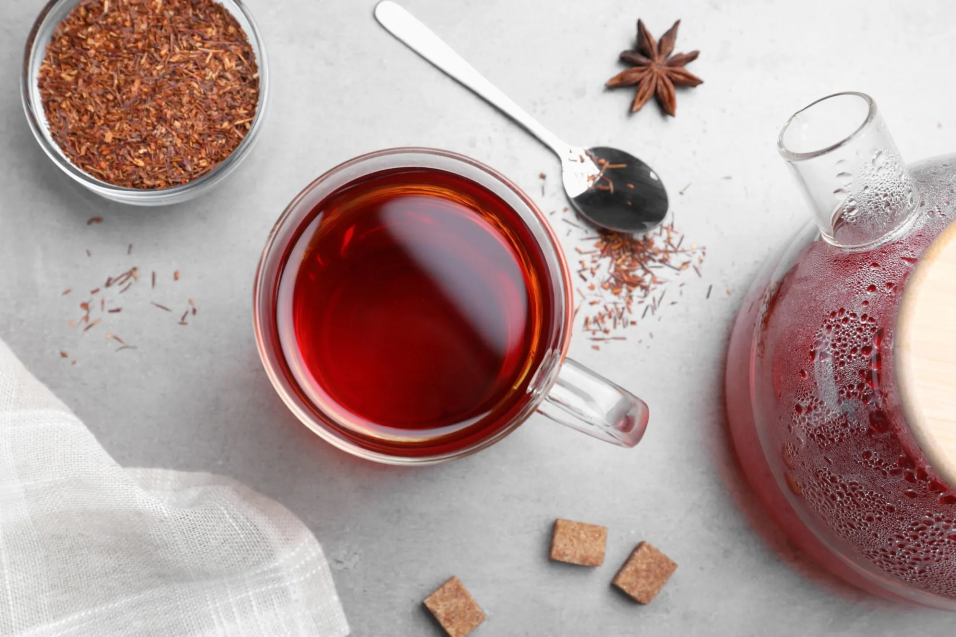 tazza di tè rooibos con teiera