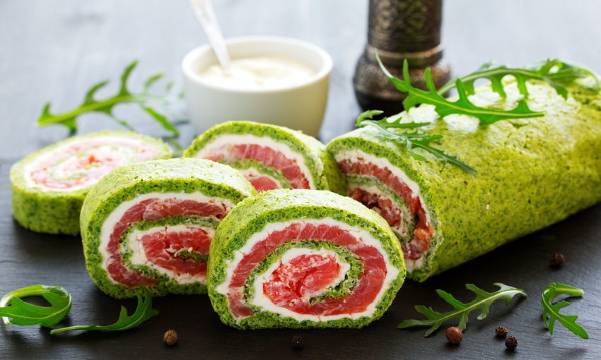 Rotolo di spinaci con salmone e formaggio spalmabile