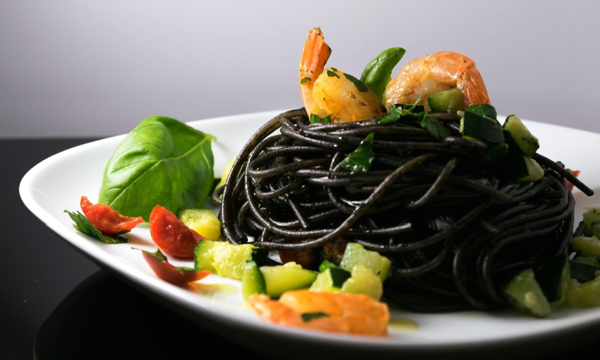 Spaghetti con il nero di seppia e gamberi