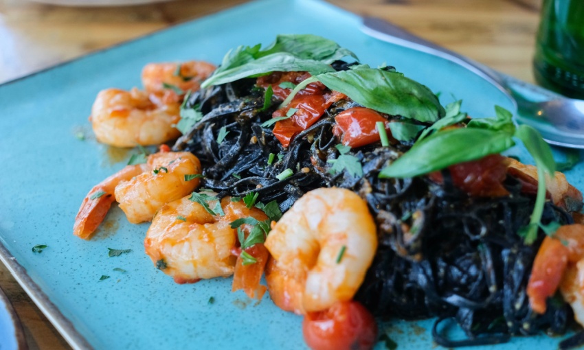 Spaghetti con il nero di seppia e i gamberi