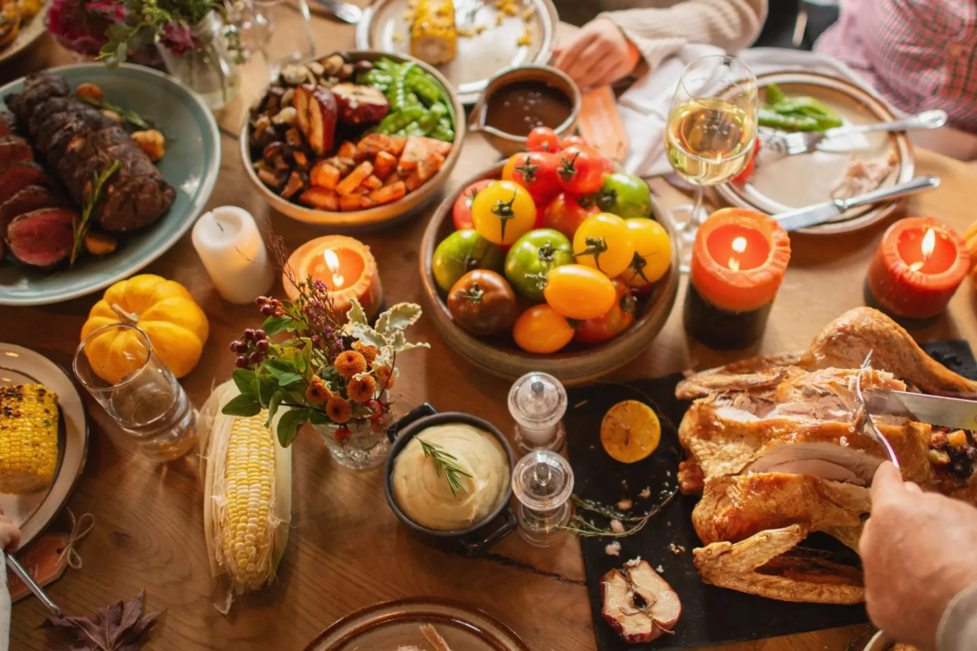 cena tra sconosciuti, tavola imbandita