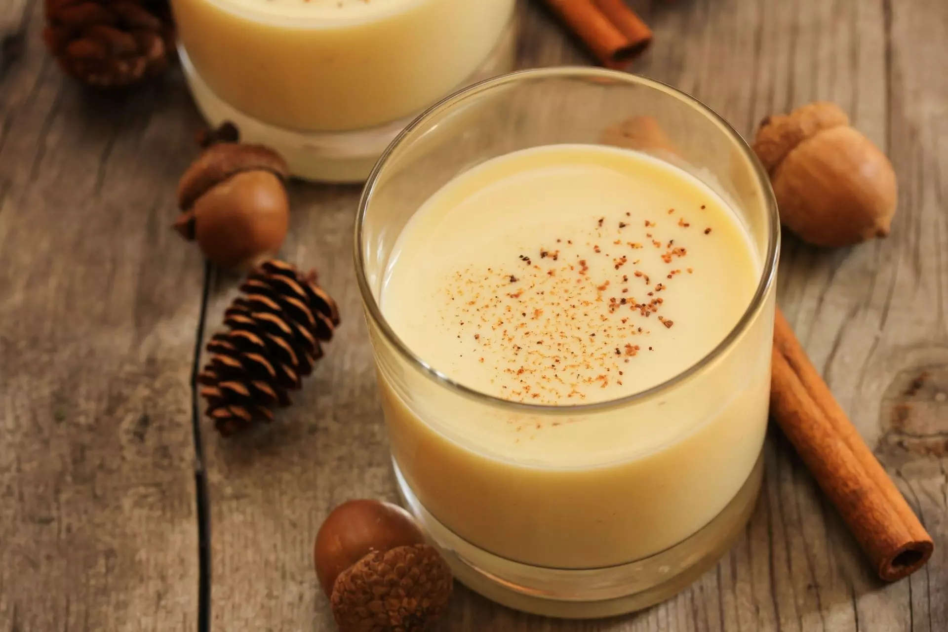 Bicchiere di zabaione con cacao