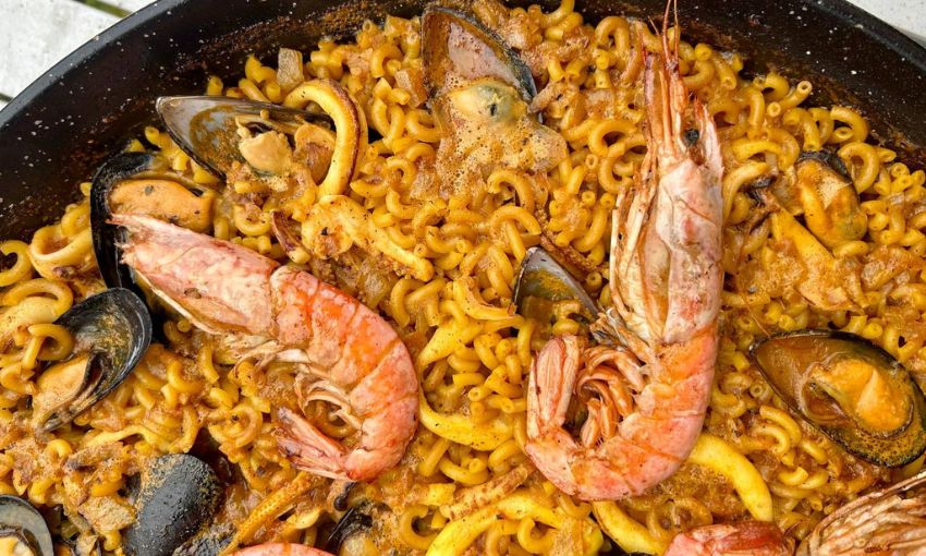 Fideuà con gamberi, cozze e calamari