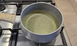 olio bollente in un pentolino