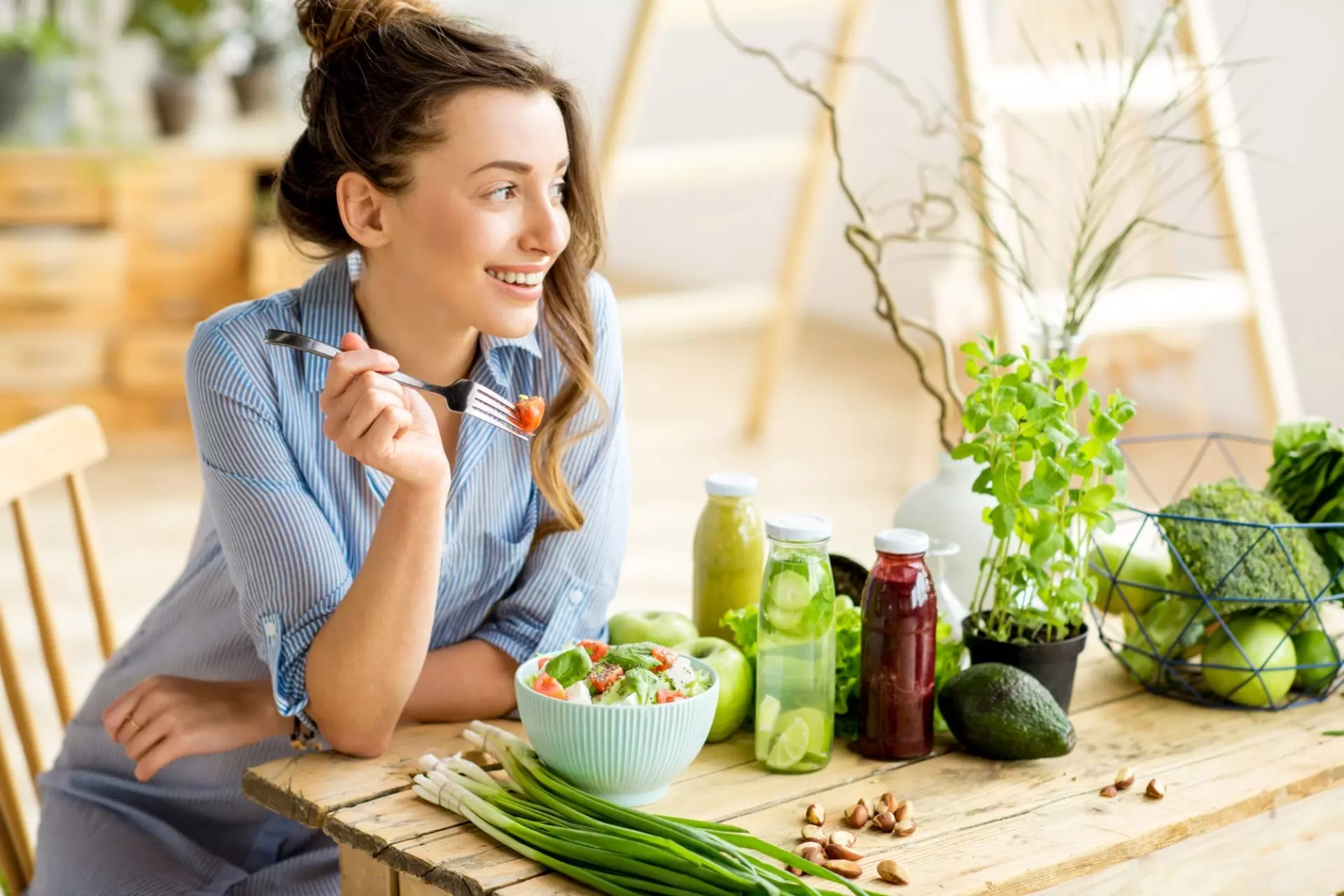 Donna che mangia cibo bio