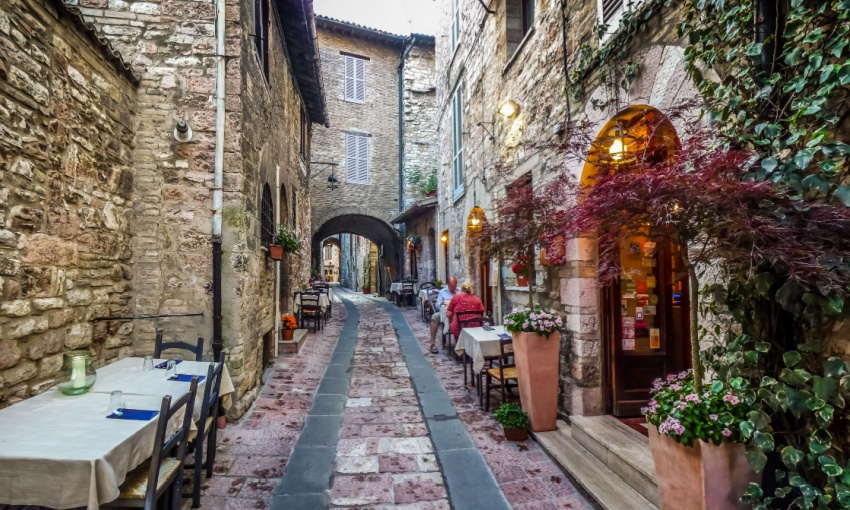 Ristorante all'aperto tra le vie di un piccolo borgo italiano