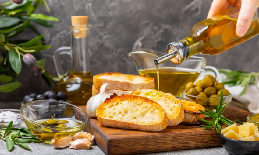 Pane, olio, olive e parmigiano. Prodotti tipici della cucina mediterranea