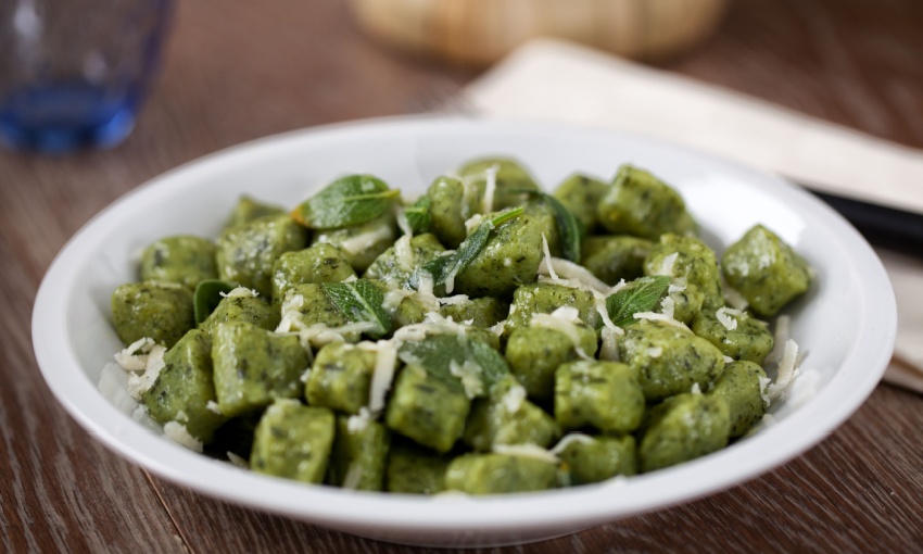 Gnocchi di broccoli con burro, salvia e parmigiano