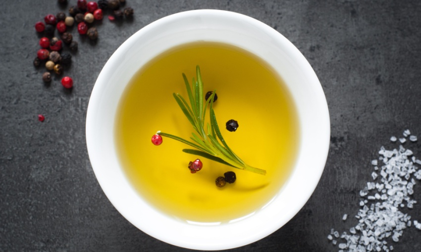 ciotola con olio, rosmarino e chiodi di garofano