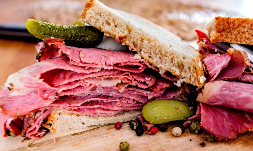 Pastrami con cetriolini, pane di segale