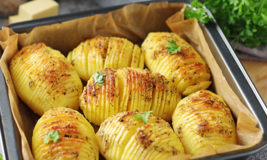 Teglia con patate svedesi, le hasselback