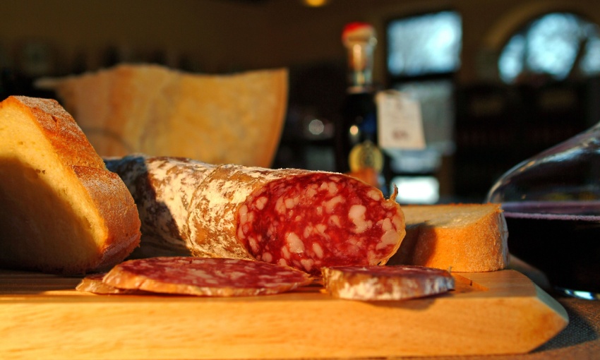 salame felino tagliato a fettine su tagliere