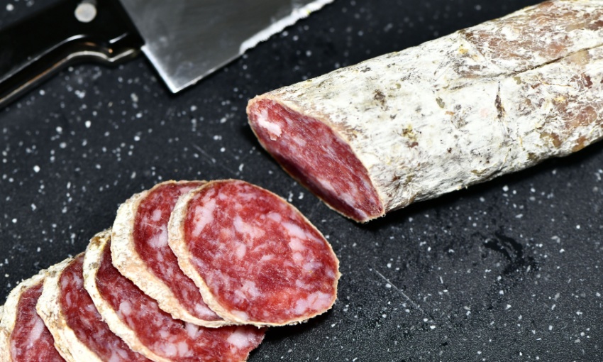 Salame felino a fettine su tagliere