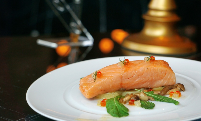 Salmone in oliocottura sottovuoto con insalata di valeriana e arancia