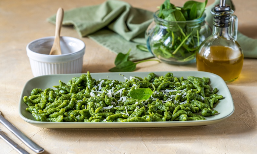 Vassoio con spatzle di spinaci, tipici della cucina tirolese