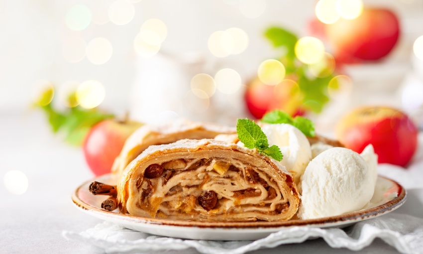 Strudel di mele con pallina di gelato