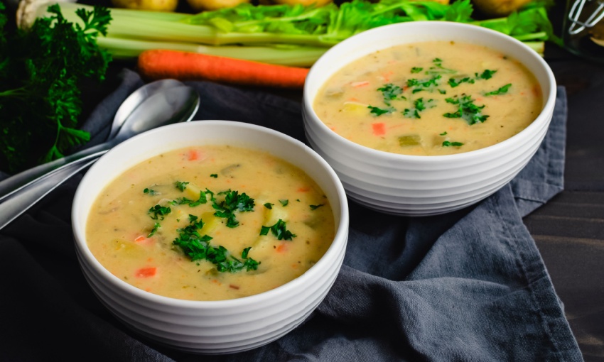 Kartoffelsuppe, zuppa di patate, piatto tipico della cucina tirolese