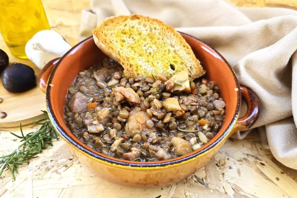 Tegame con zuppa di lenticchie e castagne