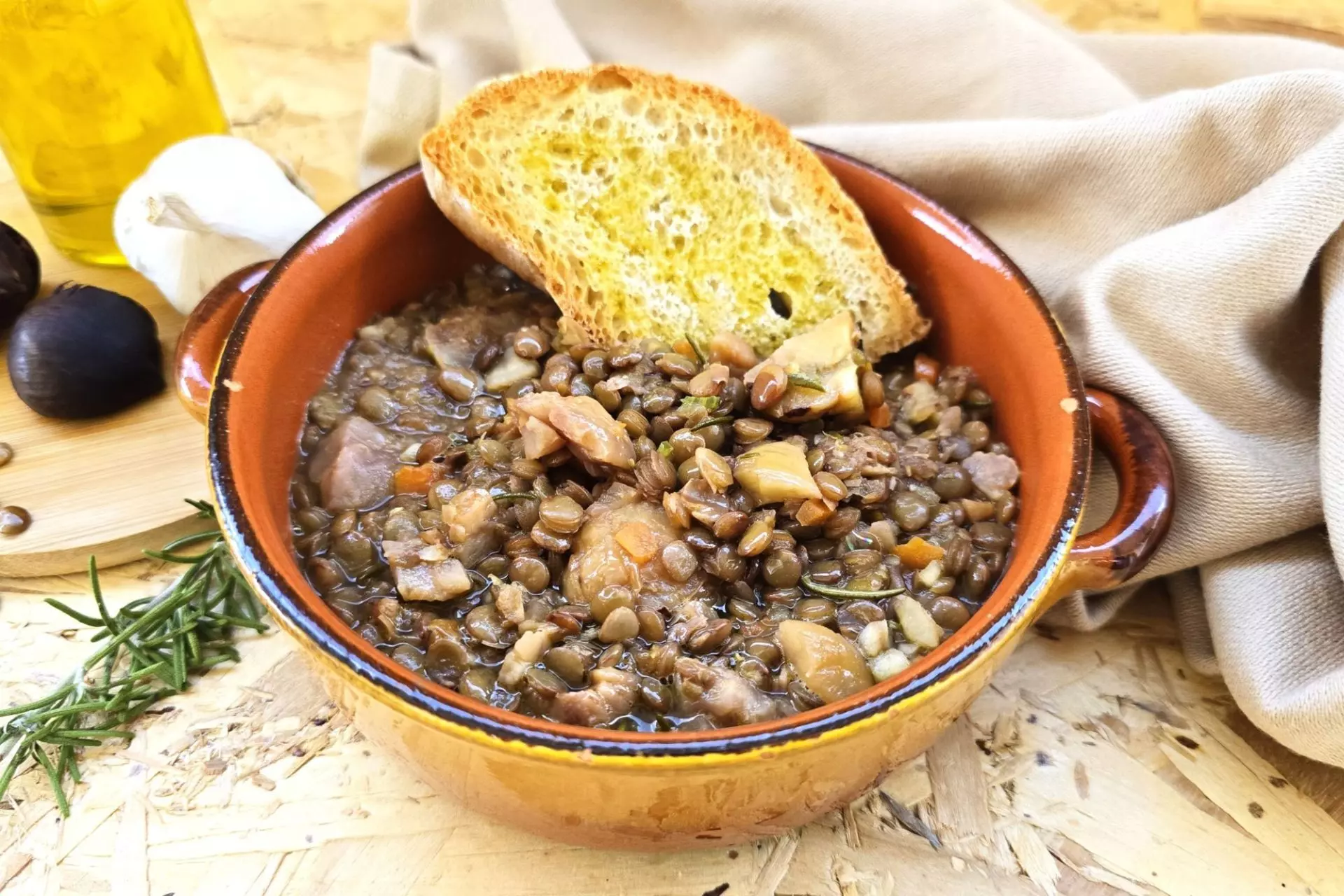 Tegame con zuppa di lenticchie e castagne