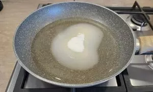 padella con zucchero per caramellare