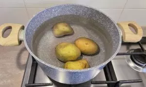 patate in pentola per essere lessate