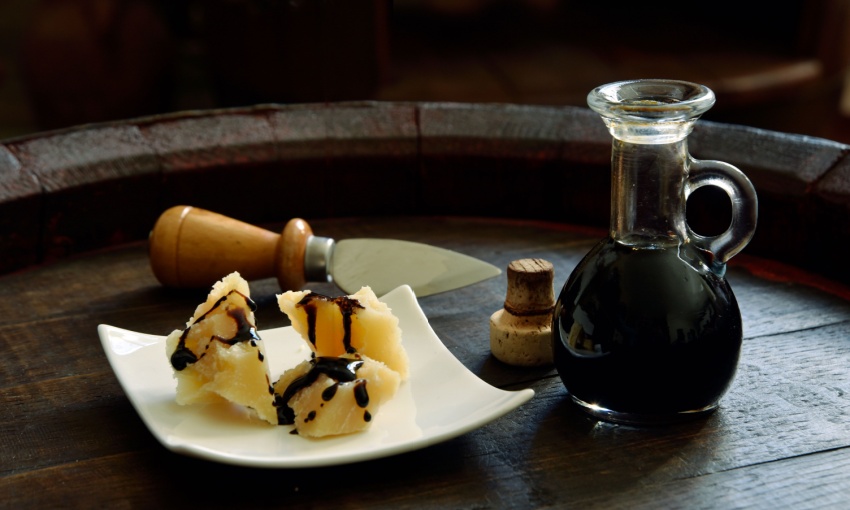 Aceto balsamico degustato con parmigiano reggiano