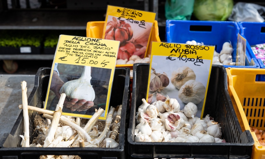 cassetta di aglione al mercato