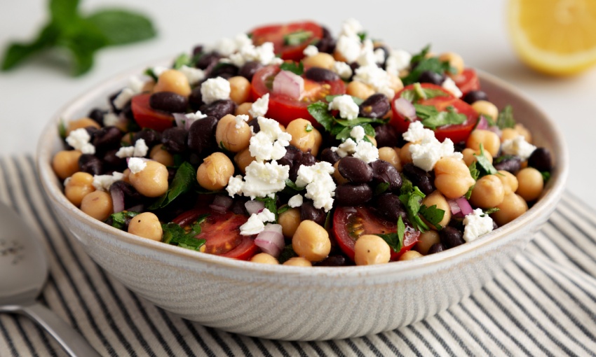 Insalata di ceci con olive nere, feta e pomodori