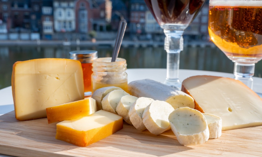 Tagliere di formaggi, accompagnato da birre artigianali