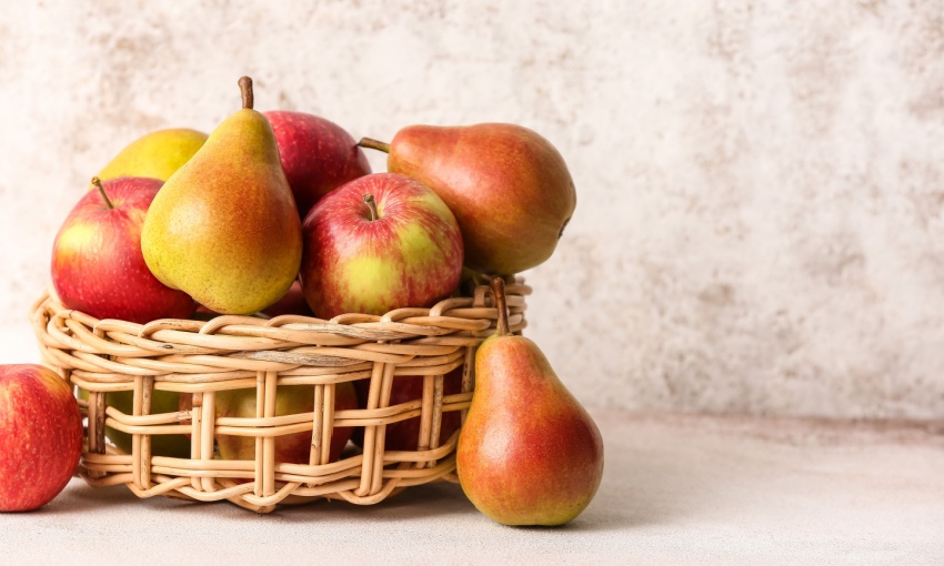 Cesto di mele e pere, frutta di marzo