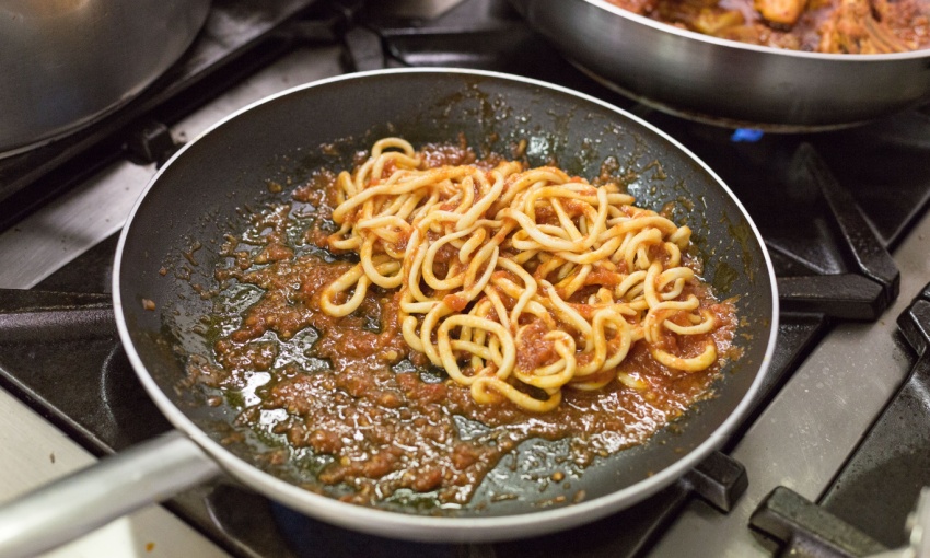 Padella con pici all'aglione, ricetta tipica toscana